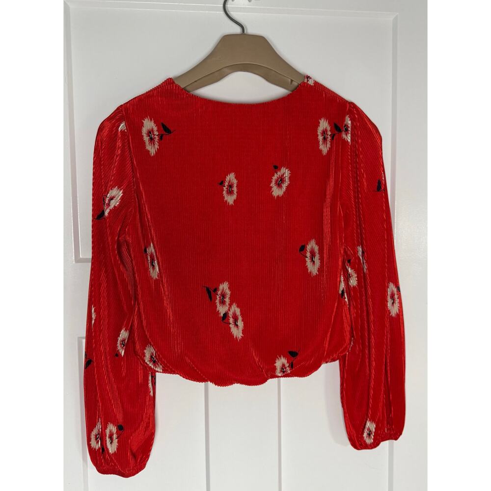 ASTR The Label Vneck Pleated Long Sleeve Surplice Blouse Red Floral SMALL - Picture 2 of 11